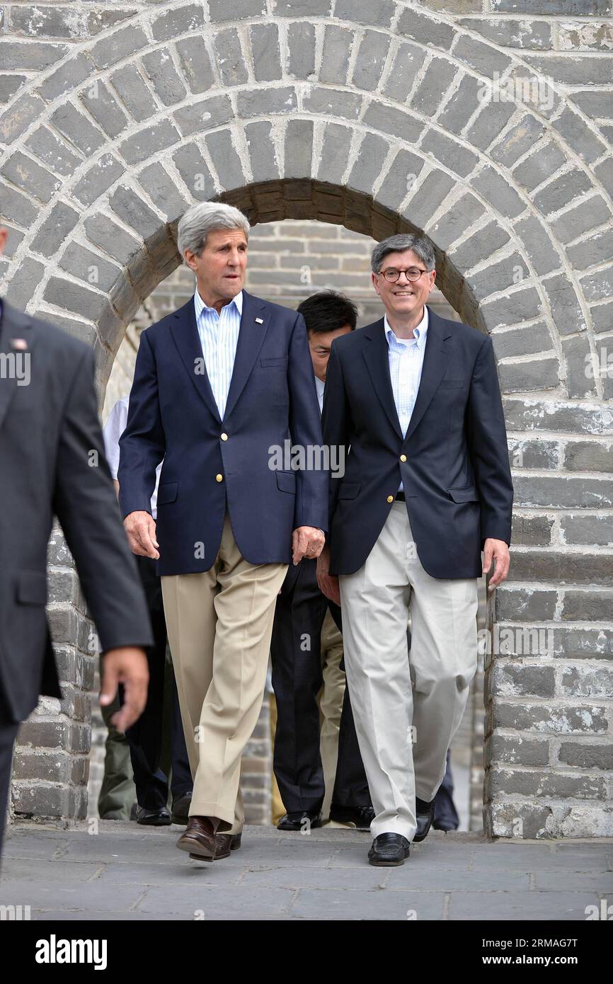 (140708) -- PEKING, 8. Juli 2014 (Xinhua) -- US-Außenminister John Kerry (L) und Finanzminister Jacob Lew besuchen die Badaling Chinesische Mauer in Peking, Hauptstadt Chinas, am 8. Juli 2014. Kerry und Lew besuchten am Dienstag zusammen mit dem US-Botschafter in China, Max Baucus, die große Mauer von Badaling. Kerry und Lew sind in Peking für die bevorstehende sechste China-USA Strategischer und wirtschaftlicher Dialog (S&ED), der am 9. Und 10. Juli in Peking stattfinden wird. (Xinhua/Li Xin) (lmm) CHINA-BEIJING-U.S.-JOHN KERRY-JACOB LEW-GREAT WALL-VISIT (CN) PUBLICATIONxNOTxINxCHN Peking 8. Juli 2014 XINHUA US SEC Stockfoto