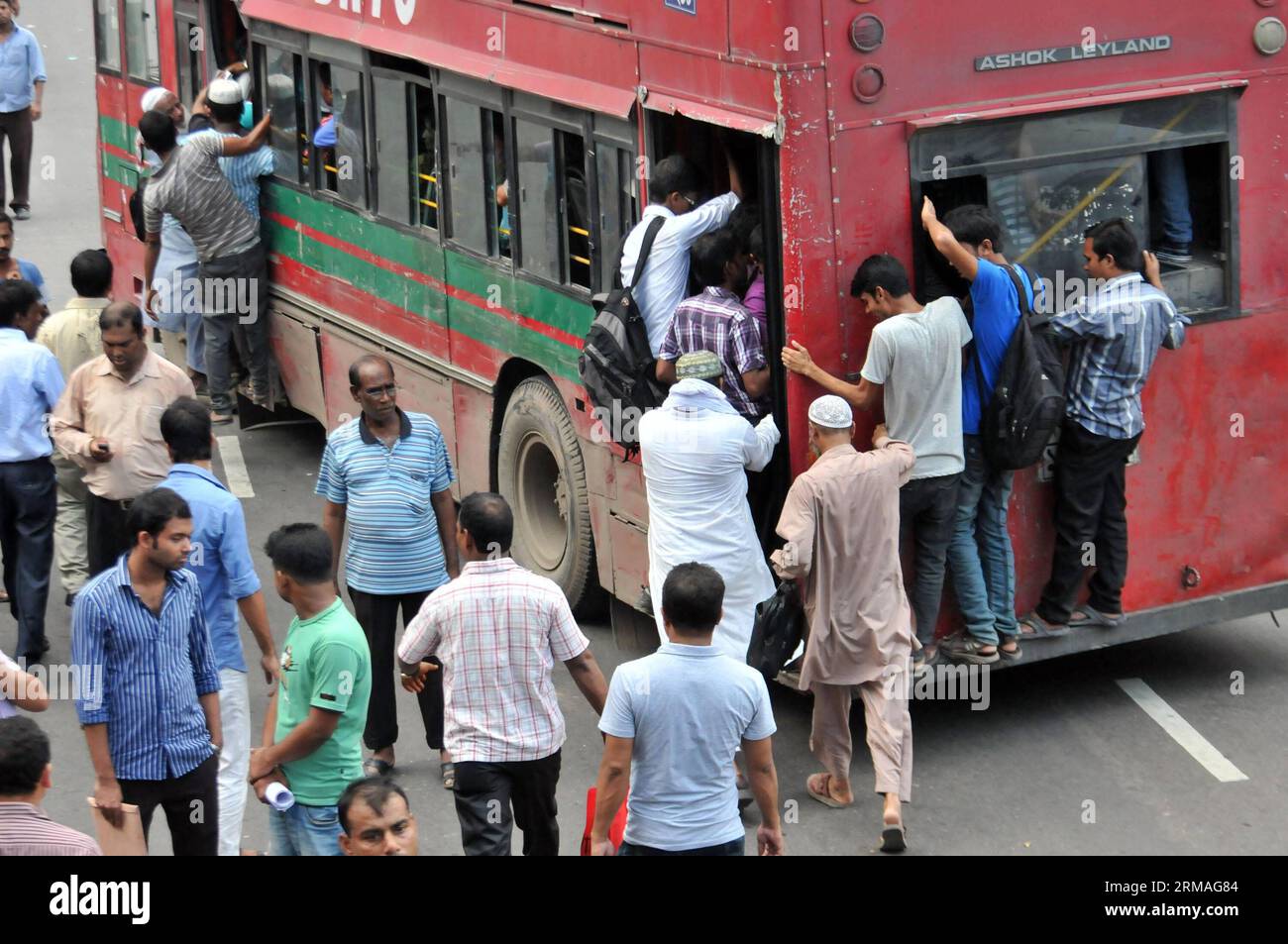 (140708) -- DHAKA, 8. Juli 2014 (Xinhua)-- Pendler aus Bangladesch steigen in der Stoßzeit während des islamischen heiligen Monats Ramadan in Dhaka, Bangladesch, 8. Juli 2014 auf öffentliche Verkehrsmittel. (Xinhua/Shariful Islam) BANGLADESCH-DHAKA-RAMADAN-TRANSPORT PUBLICATIONxNOTxINxCHN Dhaka 8. Juli 2014 Pendler von XINHUA Bangladeshi KLETTERN während des islamischen Heiligen Monats Ramadan in Dhaka Bangladesch 8. Juli 2014 auf den öffentlichen Verkehr in der Rushhour Stockfoto