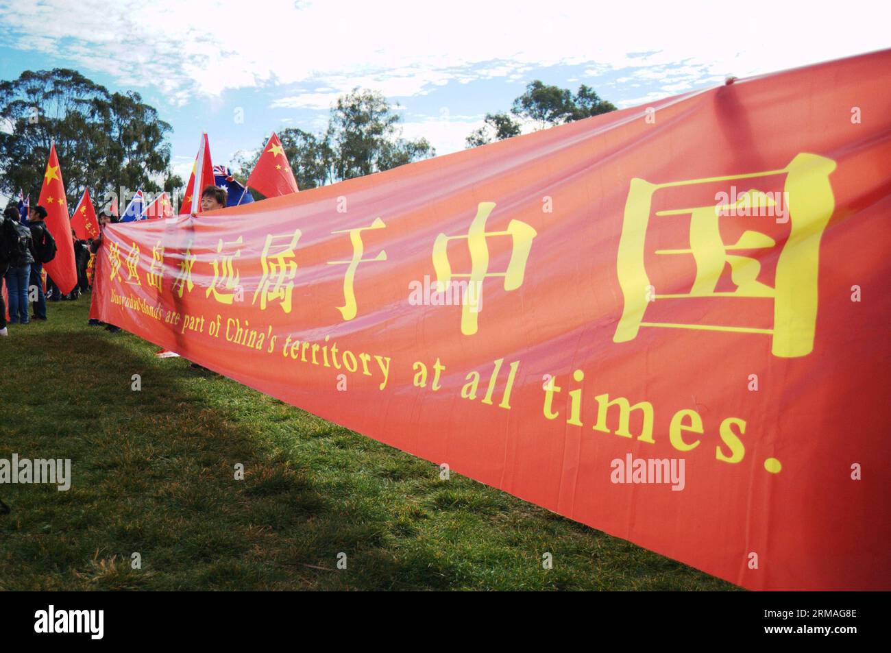 (140708) -- CANBERRA, 8. Juli 2014 (Xinhua) -- Demonstranten veranstalten eine Kundgebung vor dem Parlament in Canberra, Australien, 8. Juli 2014. Fast 400 Chinesen aus Übersee fuhren am Dienstag von Sydney nach Canberra, um gegen den Besuch des japanischen Premierministers Shinzo Abe in Australien zu protestieren. (Xinhua/Li tianyi) (lyi) AUSTRALIEN-CANBERRA-OVERSEAS CHINESE-PROTEST-ABE PUBLICATIONxNOTxINxCHN Canberra 8. Juli 2014 XINHUA-Demonstranten veranstalten eine Kundgebung vor dem Parlamentsgebäude in Canberra Australien 8. Juli 2014 Gemeindemitglieder 400 Übersee-Chinesen fuhren AM Dienstag von Sydney nach Canberra, um gegen japanische P zu protestieren Stockfoto