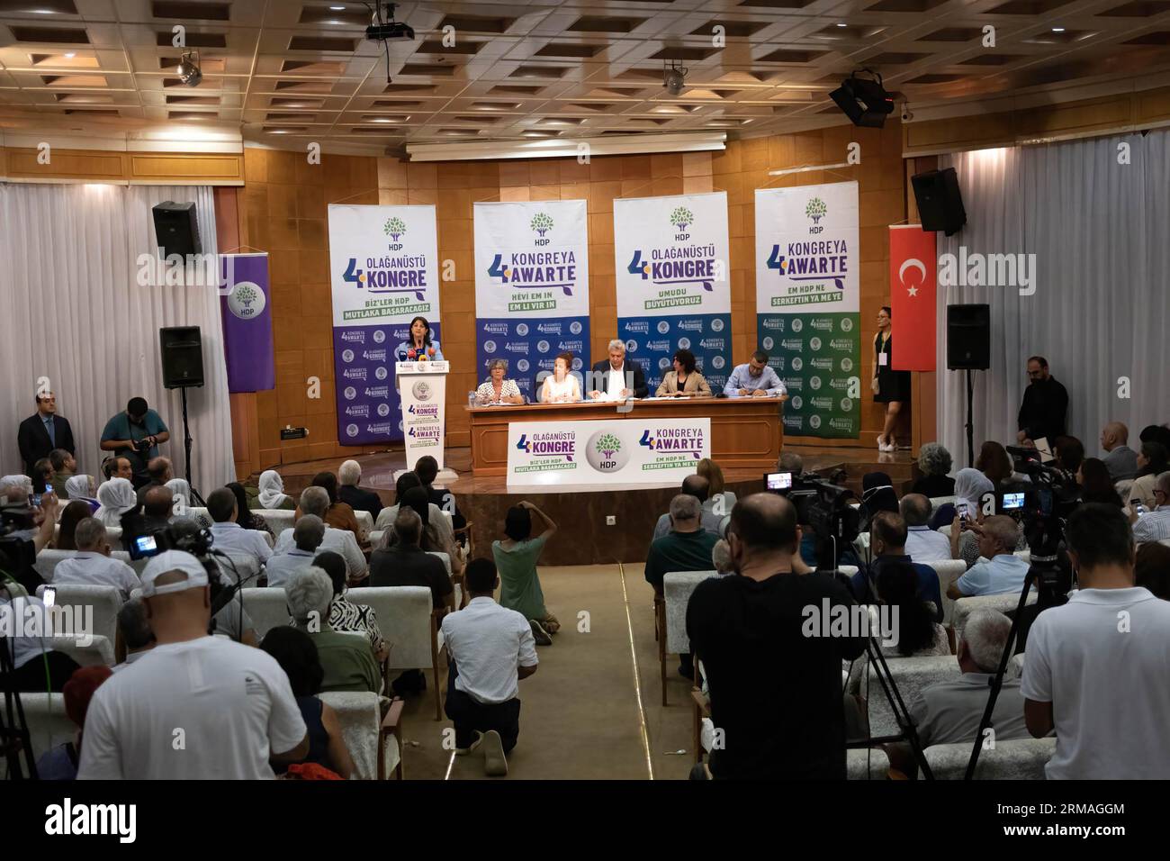 Ankara, Türkei. 27. August 2023. HDP, ehemaliger Co-Vorsitzender Pervin Buldan, sprach während der Veranstaltung. Die Demokratische Volkspartei (HDP) hielt ihren vierten außerordentlichen Kongress ab. Viele Menschen nahmen an dem Kongress in Ankara Teil. Sultan Ozcan und Cahit Kirkazak wurden die neuen Ko-Vorsitzenden der kurdischen politischen Partei, gegen die es auch einen Fall der Schließung gibt. Quelle: SOPA Images Limited/Alamy Live News Stockfoto