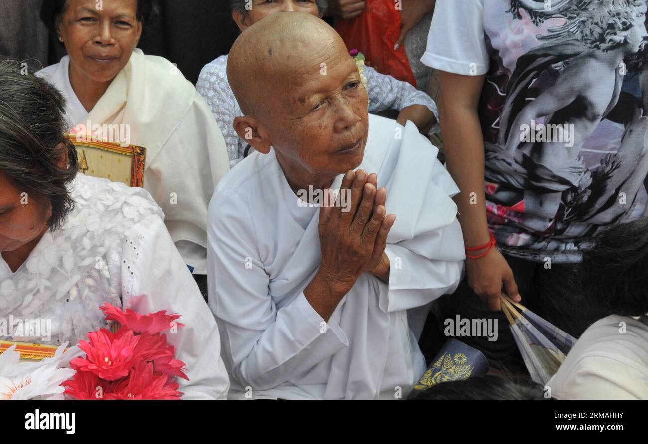 (140711) -- PHNOM PENH, 11. Juli 2014 (Xinhua) -- Menschen nehmen an der Zeremonie Teil, um die Überreste des verstorbenen kambodschanischen Königs Sihanouk in Phnom Penh, Kambodscha, 11. Juli 2014, zu verbergen. Tausende von Menschen nahmen am Freitagmorgen an einer religiösen Prozession Teil, um die Überreste von Kambodschas am meisten verehrtem König Norodom Sihanouk zu verewigen, der 2012 in Peking an einer Krankheit starb. (Xinhua/Li Hong) KAMBODSCHA-PHNOM PENH-SIHANOUK-PARADE PUBLICATIONxNOTxINxCHN Phnom PENH 11. Juli 2014 XINHUA-Prominente nehmen an der Zeremonie der Überreste des verstorbenen kambodschanischen Königs Sihanouk S in Phnom Penh KAMBODSCHA Teil 11. Juli 2014 Tausende von Celebrit Stockfoto