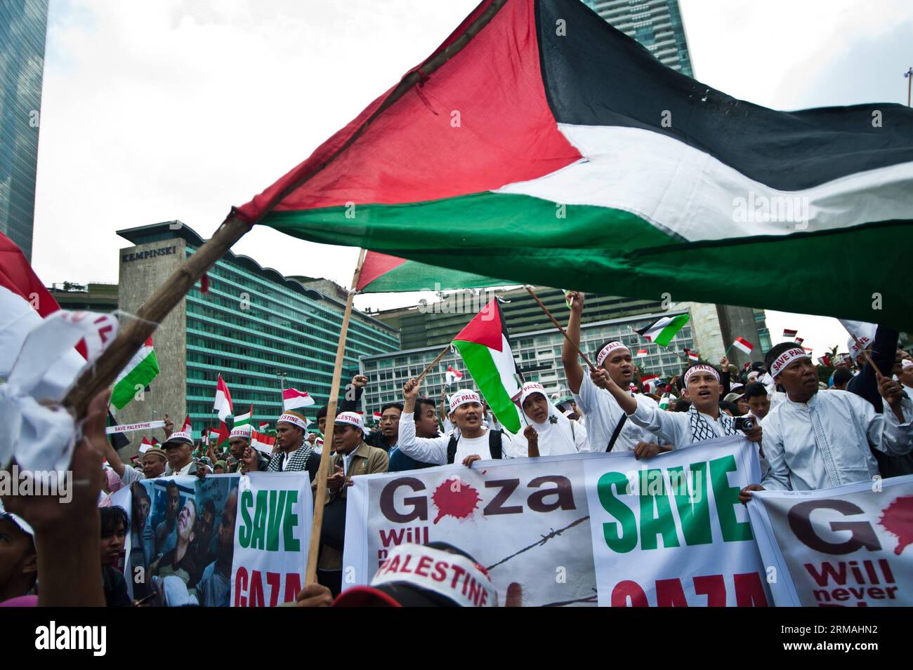 (140711) -- JAKARTA, 11. Juli 2014 (Xinhua) -- Messe des indonesischen Volkes Solidarität für Palästina schreien Parolen während einer Kundgebung zur Unterstützung und Rettung Palästinas in Jakarta, Indonesien, 11. Juli 2014. (Xinhua/VeriSanovri) INDONESIEN-JAKARTA-PALÄSTINA SOLIDARITÄTS-RALLYE PUBLICATIONxNOTxINxCHN JAKARTA 11. Juli 2014 XINHUA-Messe indonesischer Prominenter Solidaritäts-für-Palästina-Parolen während einer Rallye zur Unterstützung und Rettung Palästinas in Jakarta Indonesien 11. Juli 2014 XINHUA Indonesia Jakarta Palestine Solidaritäts-Rallye PUICATIONxCHINxCHN Stockfoto