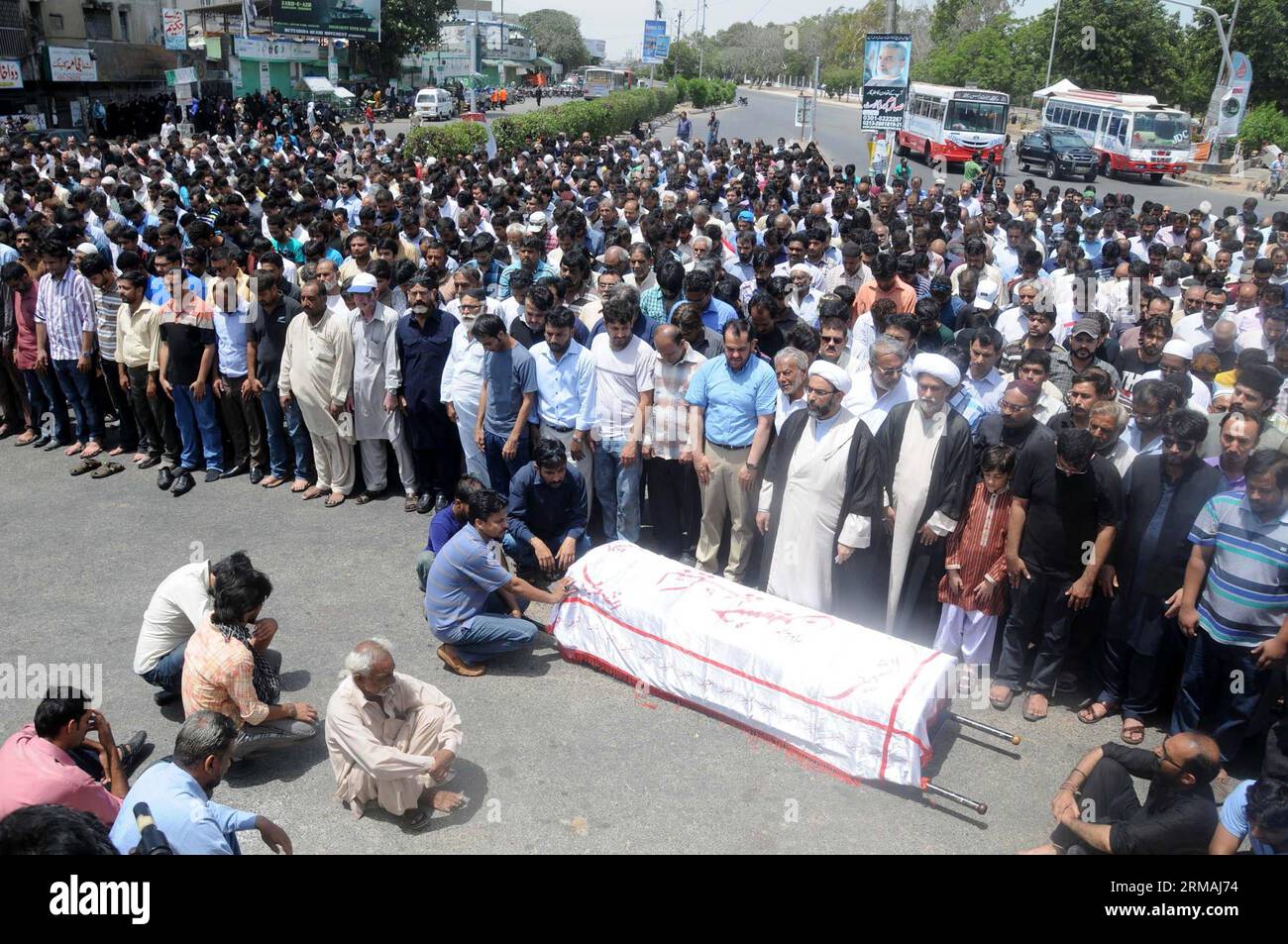 (140712) -- KARACHI, 12. Juli 2014 (Xinhua) -- Menschen nehmen an der Beerdigung eines Opfers Teil, das Opfer eines Zieles getötet hat, in der südpakistanischen Hafenstadt Karachi, 12. Juli 2014. Schätzungen zufolge sind seit Beginn der Operation gegen Militante im September letzten Jahres in Pakistans südlicher Hafenstadt Karatschi bei verschiedenen Vorfällen von Tötungen von Zielen 1.685 Menschen getötet worden, sagten die Beamten am Freitag. (Xinhua/Masroor) PAKISTAN-KARACHI-FUNERAL PUBLICATIONxNOTxINxCHN Karachi 12. Juli 2014 XINHUA-Prominente nehmen an der Beerdigung eines tödlichen Opfers eines Ziels in der südpakistanischen Hafenstadt Karachi vom 12. Juli 2014 bis EST Teil Stockfoto