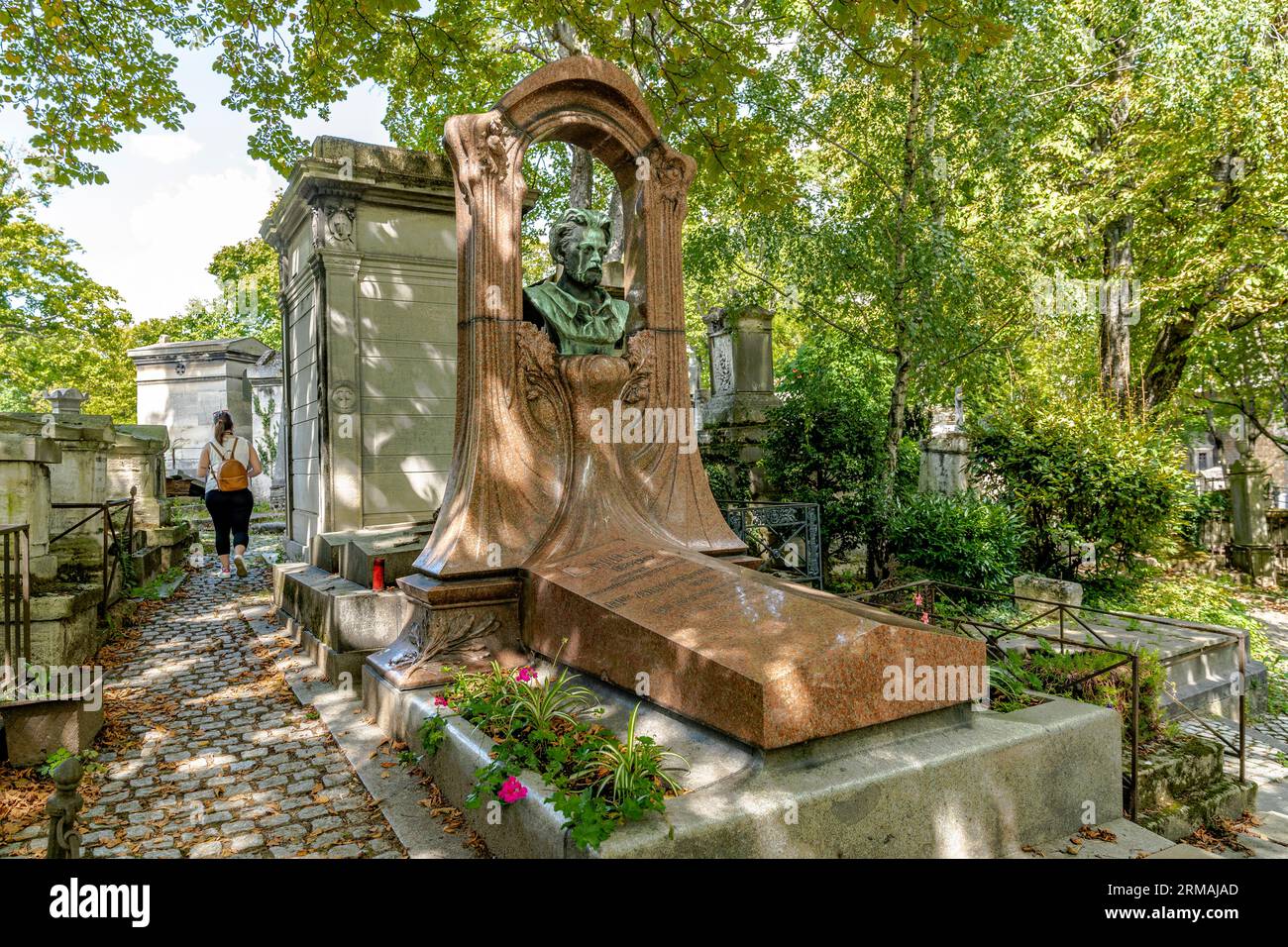 Cenotaph des französischen Schriftstellers Emile Zola auf dem monumentalen Montmartre-Friedhof, erbaut Anfang des 19. Jahrhunderts, Montmartre-Viertel, Paris, Frankreich Stockfoto