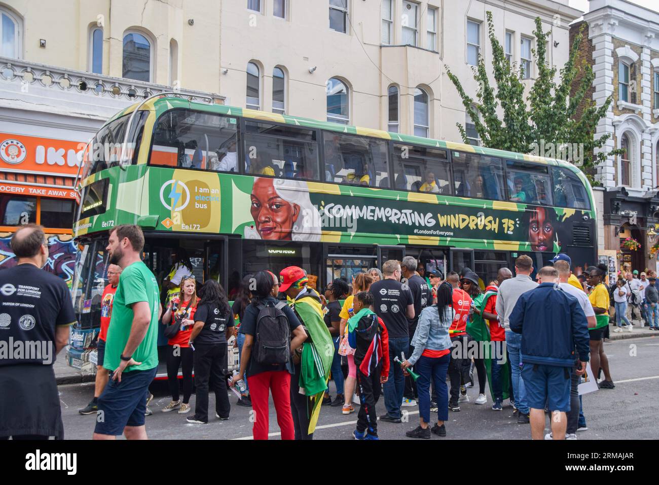 London, Großbritannien. 27. August 2023. Die Teilnehmer erinnern sich an Windrush, als der Notting Hill Karneval 2023 beginnt. Quelle: Vuk Valcic/Alamy Live News Stockfoto