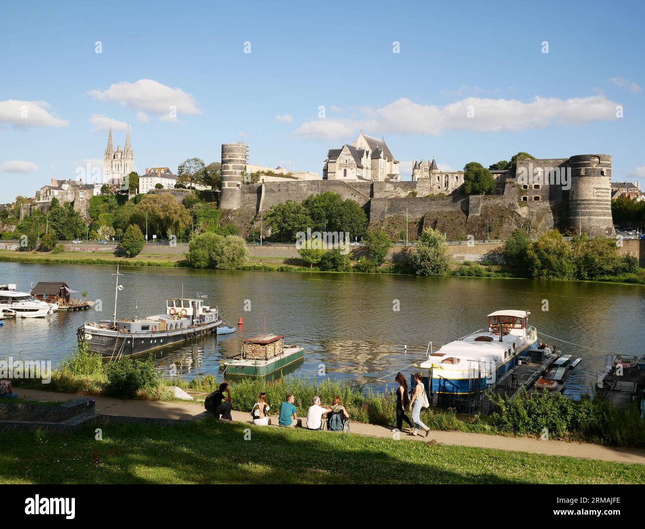 Blick über den Fluss Maine nach Château d'Angers und Cathédrale Saint-Maurice d'Angers. Angers, Frankreich. Stockfoto