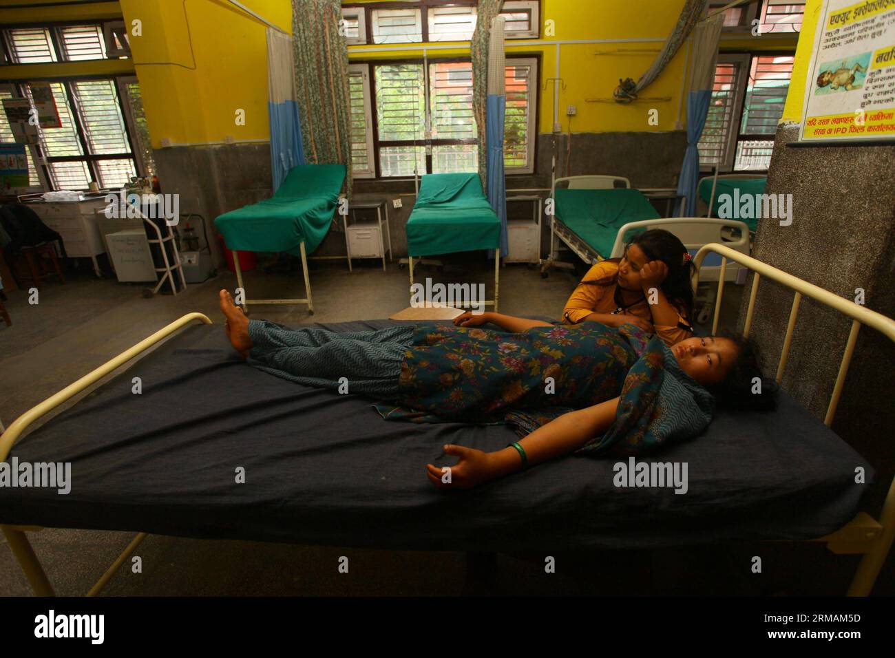 KATHMANDU, 15. Juli 2014 (Xinhua) -- Lalita Shrestha, ein 15-jähriges Mädchen, liegt auf einem Krankenhausbett, nachdem sie im Teku Krankenhaus in Kathmandu, Nepal, am 15. Juli 2014 von einer Schlange gebissen wurde. Die Zahl der Menschen, die unter Schlangenbissen leiden, hat sich in diesem Jahr von 248 auf 420 erhöht. (Xinhua/Sunil Sharma) (dzl) NEPAL-KATHMANDU-SCHLANGENBISSE PATIENTEN-ERHÖHEN PUBLICATIONxNOTxINxCHN KATHMANDU 15. Juli 2014 XINHUA Lalita Shrestha ein 15-jähriges Mädchen liegt AUF einem Krankenhausbett, nachdem ES von einer Schlange IM Krankenhaus in Kathmandu gebeten wurde Nepal 15. Juli 2014 die Anzahl der Prominenten, die an einer Schlange leiden Stockfoto