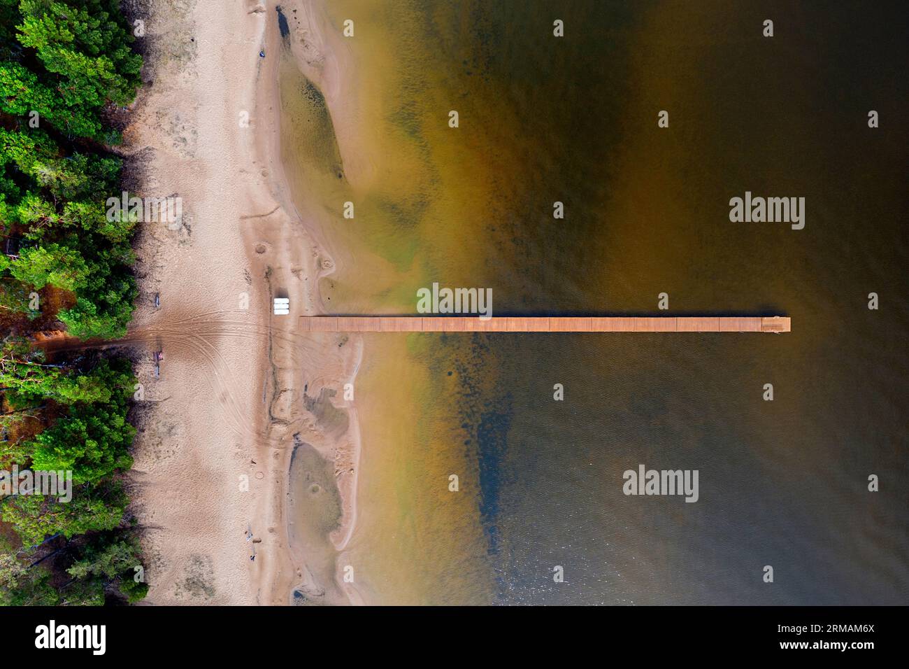 Luftaufnahme eines wunderschönen hölzernen Steges und eines Sandstrandes am Kauksi-Strand am Peipus-See in Estland, Stockfoto