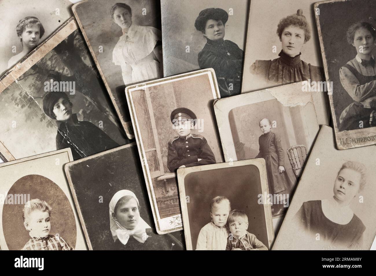 Vintage-Studio-Porträts der 1890er bis 1910er Jahre im zaristischen Russland Stockfoto