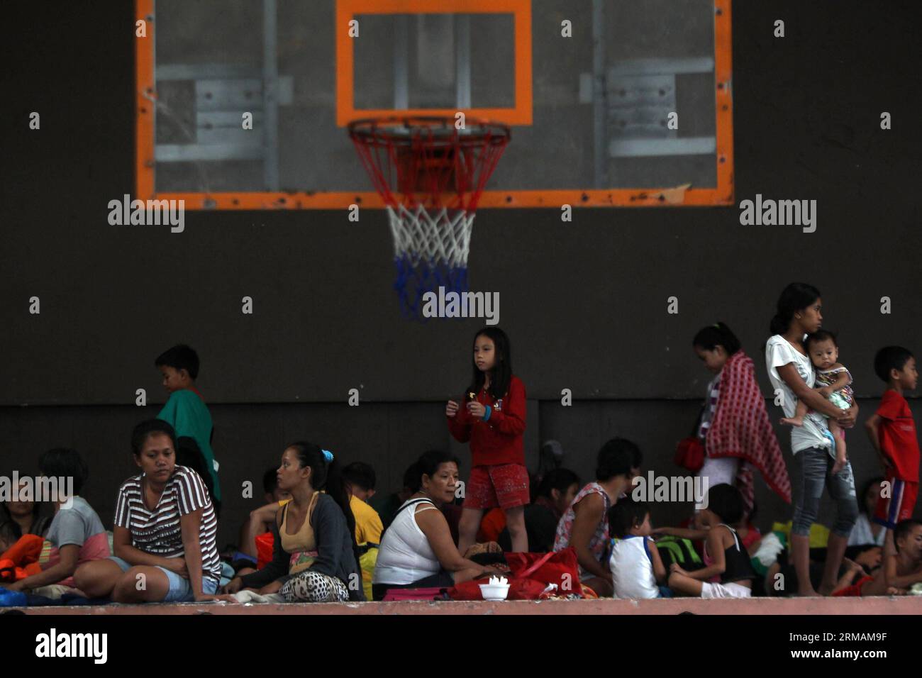 (140716) -- MANILA, 16. Juli 2014 (Xinhua) -- Bewohner suchen Zuflucht in einem überdachten Gericht, nachdem sie aus ihren Häusern evakuiert wurden, als Taifun Rammasun Manila, die Philippinen, am 16. Juli 2014 trifft. Mindestens 5 Menschen wurden getötet, nachdem der Taifun Rammasun (lokaler Name: Glenda) am Mittwoch die philippinische Hauptstadt Metro Manila lahmlegte. (Xinhua/Rouelle Umali) PHILIPPINEN-MANILA-TAIFUN RAMMASUN-EVAKUIERTE PUBLICATIONxNOTxINxCHN Manila 16. Juli 2014 Bewohner von XINHUA nehmen Zuflucht in einem überdachten Gericht, nachdem sie aus ihren Häusern als Taifun Manila die Philippinen evakuiert haben 16. Juli 2014 A Stockfoto