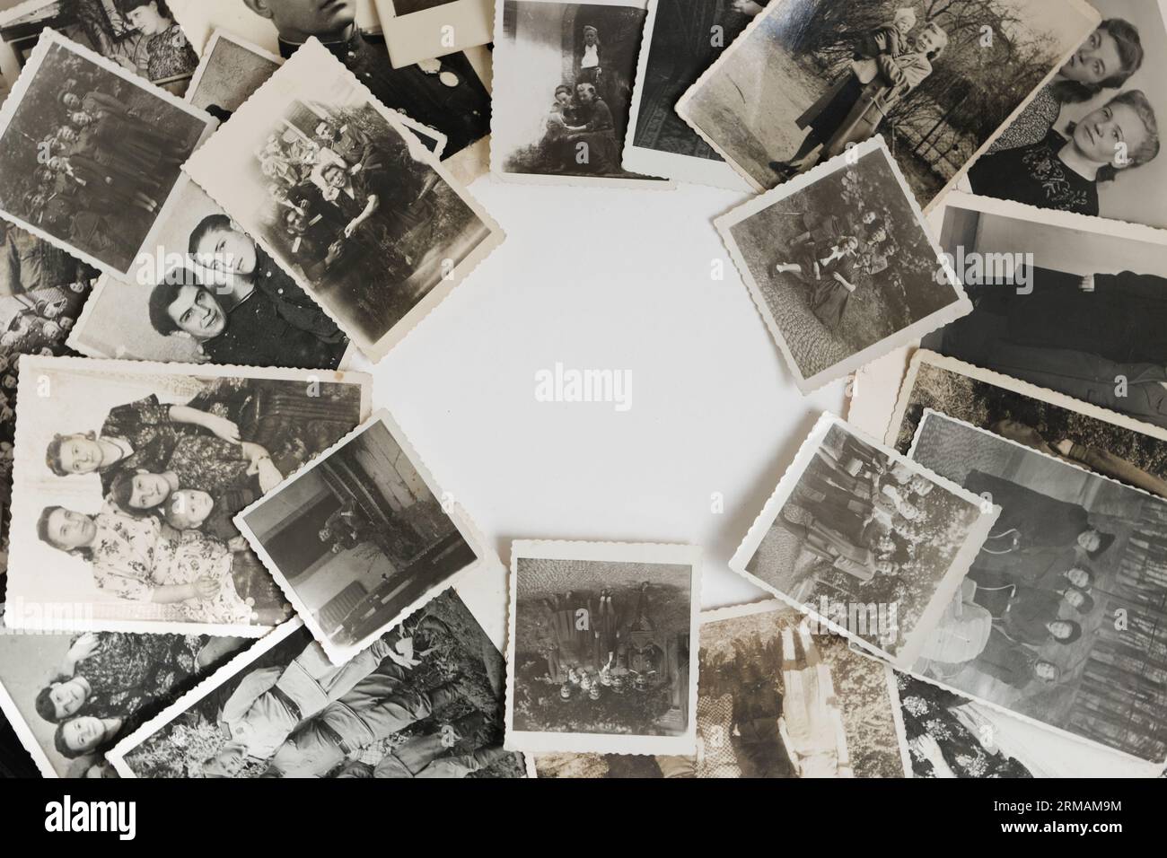 Verschiedene Familienfotos läuten Ende der 1940er Jahre und Textraum in der Mitte Stockfoto