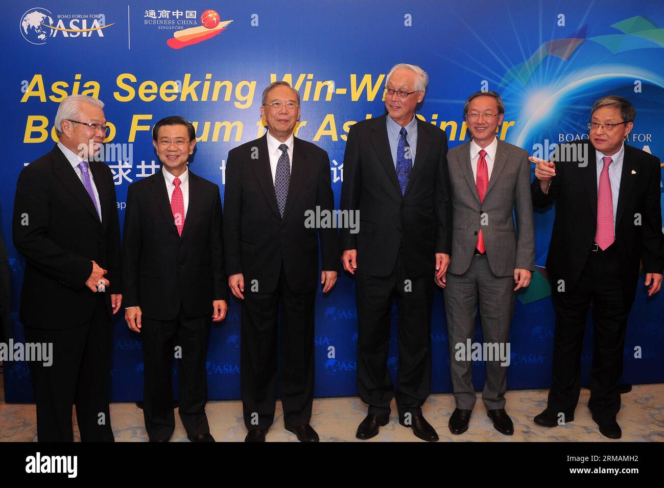 (140716) -- SINGAPUR, 16. Juli 2014 (Xinhua) -- Singapurs emeritierter Senior Minister Goh Chok Tong (3., R), Chinas ehemaliger Vize-Ministerpräsident und stellvertretender Vorsitzender des Boao-Forums für Asien (BFA) Zeng Peiyan (3., L), ehemaliger stellvertretender Premierminister Wong Kan Seng (2., L) Chua Thian Poh (1., L), Vorsitzender der Singapore Federation of Chinese Clan Associations, posiert für Fotos während des Boao Forum for Asia Dinner in Singapur am 16. Juli 2014. (Xinhua/Then Chih Wey)(zhf) SINGAPUR-BOAO FORUM FOR ASIA-DINNER PUBLICATIONxNOTxINxCHN Singapur 16. Juli 2014 XINHUA Singapur S Emeritus Senior Ministers Stockfoto
