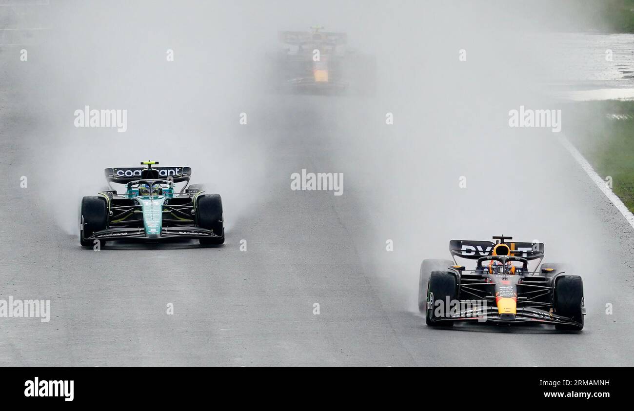Red Bull Racing's Max Verstappen vor Aston Martin's Lance Walk (links) und Red Bull Racing's Sergio Perez nach dem Neustart während des Großen Preises der Niederlande 2023 auf dem Circuit Zandvoort CM.com in Zandvoort, Niederlande. Bilddatum: Sonntag, 27. August 2023. Stockfoto