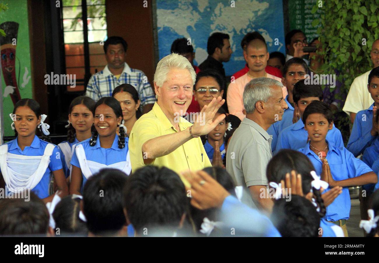 Der ehemalige US-Präsident Bill Clinton (C) begrüßt die Schüler, als er am 16. Juli 2014 eine staatliche Schule in Jaipur, Indien besucht. Der frühere US-Präsident Bill Clinton Tuesday kam in Jaipur, der Hauptstadt des westindischen Bundesstaates Rajasthan, an, um einen Blick auf ein von NGO betriebenes Mittagsmahlsmenü für Schulkinder zu werfen. (Xinhua/Stringer) INDIA-JAIPUR-U.S.-CLINTON-VISIT PUBLICATIONxNOTxINxCHN der ehemalige US-Präsident Bill Clinton Administration C begrüßt die Schüler beim Besuch einer Regierungsschule in Jaipur Indien 16. Juli 2014 der frühere US-Präsident Bill Clinton Administration Dienstag kam in Jaipur an Stockfoto