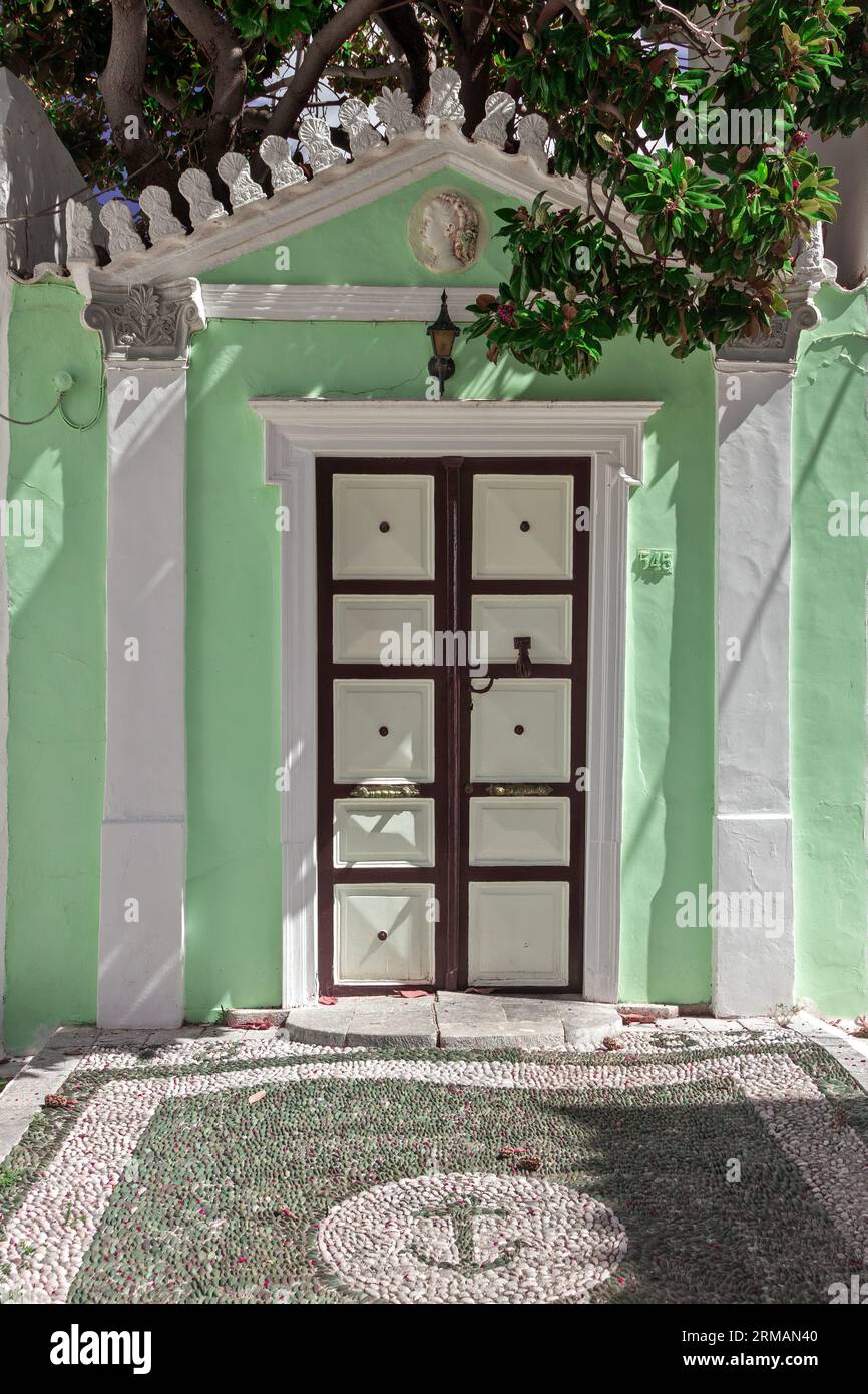 Fantastischer Eingang in hellen Grüntönen, eines traditionellen Herrenhauses auf Hydra Insel, Griechenland, Europa. Stockfoto