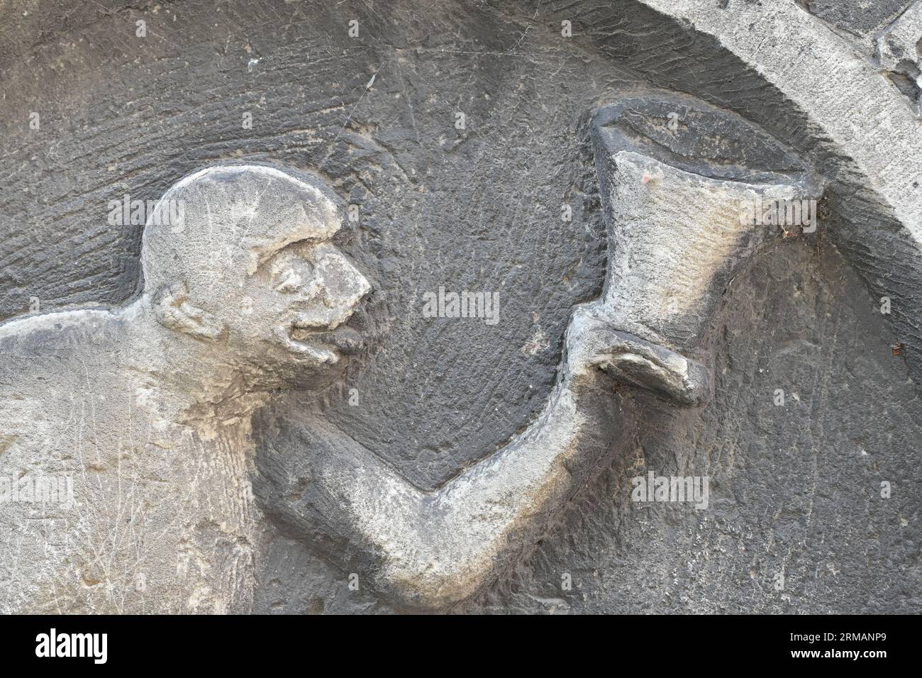 Mittelalterliche Skulptur am Rathaus von Stadthagen: Es ist unklar, ob es sich um einen Affen oder einen betrunkenen Geliebten handelt Stockfoto