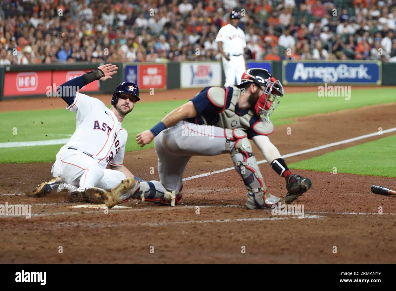 Houston Astros Right Fielder Kyle Tucker (30) punktet auf einer Fielders-Choice von Houston Astros Center Fielder Chas McCormick (20) (nicht abgebildet) im s Stockfoto