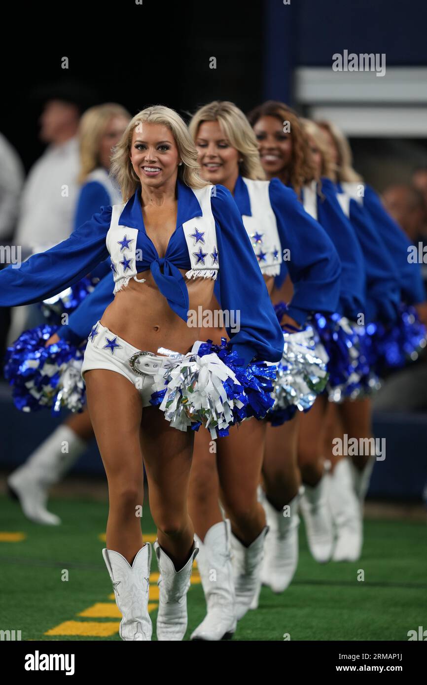 Die Cheerleader Markh der Dallas Cowboys im ATT Stadium in Arlington, Texas, am 26. August 2023 während eines Spiels der NFL vor der Saison zwischen den Las Vegas Raiders und den Dallas Cowboys im ATT Stadium in Arlington, Texas. Die Cowboys besiegten die Raiders mit 31:16. (Max Siker / Bild von Sport) Stockfoto