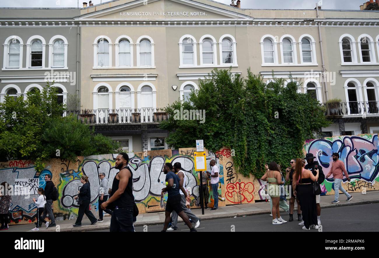 Am 27. August 2023 feiern hunderttausende von Feiernden den ersten Tag des Karnevals in Notting Hill, West London, England, indem sie farbige Pers werfen Stockfoto