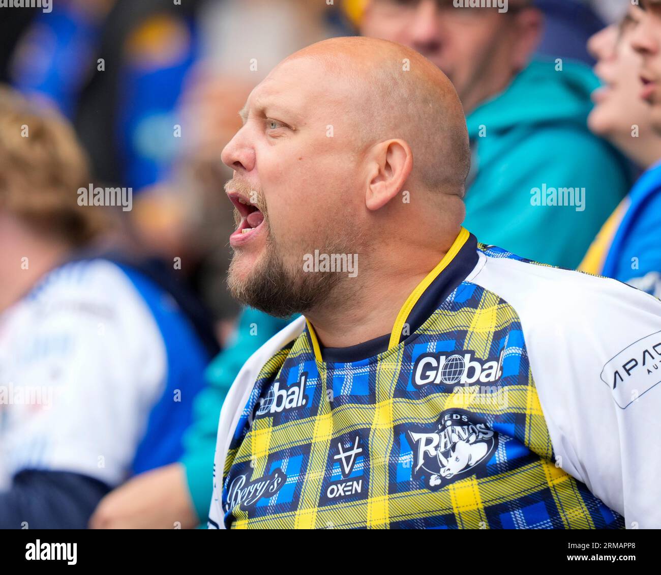 Huddersfield, Großbritannien. 27. August 2023. Ein Rhinos-Fan bejubelt sein Team während des Spiels Huddersfield Giants vs Leeds Rhinos in John Smith's Stadium, Huddersfield, Großbritannien, 27. August 2023 (Foto: Steve Flynn/News Images) in Huddersfield, Großbritannien am 27. August 2023. (Foto von Steve Flynn/News Images/SIPA USA) Credit: SIPA USA/Alamy Live News Stockfoto