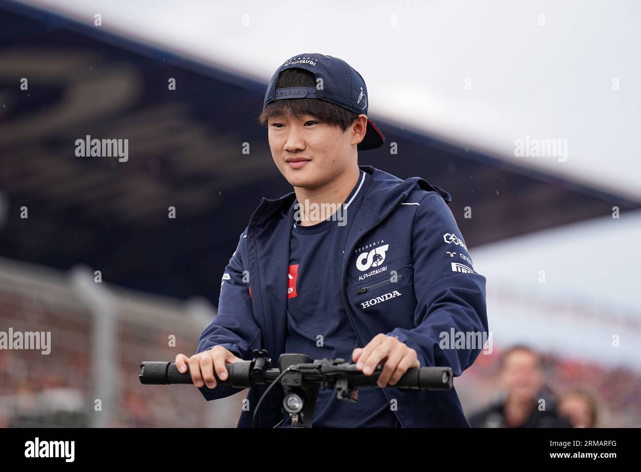 Zandvoort, Niederlande. 27. Aug. 2023.Yuki Tsunoda 22 (JAP), Scuderia AlphaTauri AT04 auf einem Roller während des FORMEL 1 HEINEKEN DUTCH GRAND PRIX 2023 auf dem CM.com Circuit Zandvoort, Niederlande am 27. August 2023 Stockfoto