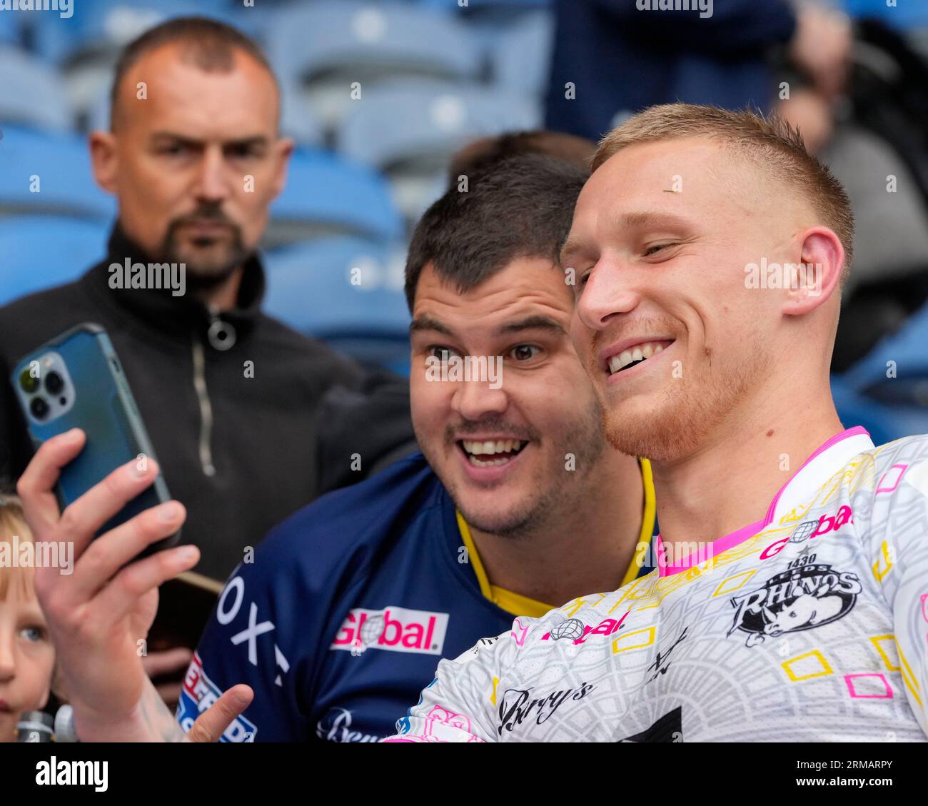 Huddersfield, Großbritannien. 27. August 2023. Mikolaj Oledzki #8 von Leeds Rhinos posiert für ein Selfie mit einem Fan nach dem Spiel der Betfred Super League in der 23. Runde Huddersfield Giants gegen Leeds Rhinos im John Smith's Stadium, Huddersfield, Großbritannien, 27. August 2023 (Foto: Steve Flynn/News Images) in Huddersfield, Großbritannien am 27.08.2023. (Foto von Steve Flynn/News Images/SIPA USA) Credit: SIPA USA/Alamy Live News Stockfoto