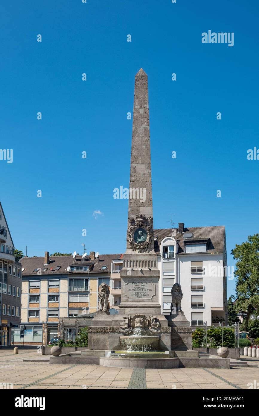Würmer, Deutschland - 21. August 2023: Ludwig-Denkmal mit Obelisk und Brunnen, nicht identifizierte Personen. Das Denkmal erinnert an den Großherzog Ludwig IV Stockfoto
