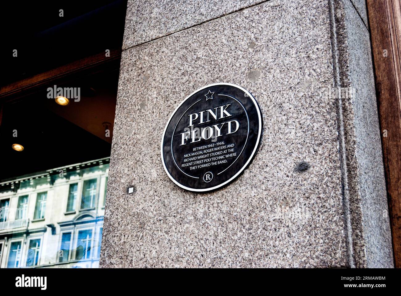 Schwarze runde Gedenktafel, die den Ort zeigt, an dem die Rockband Pink Floyd in Regent Street Polytechnic, London, studiert hat Stockfoto
