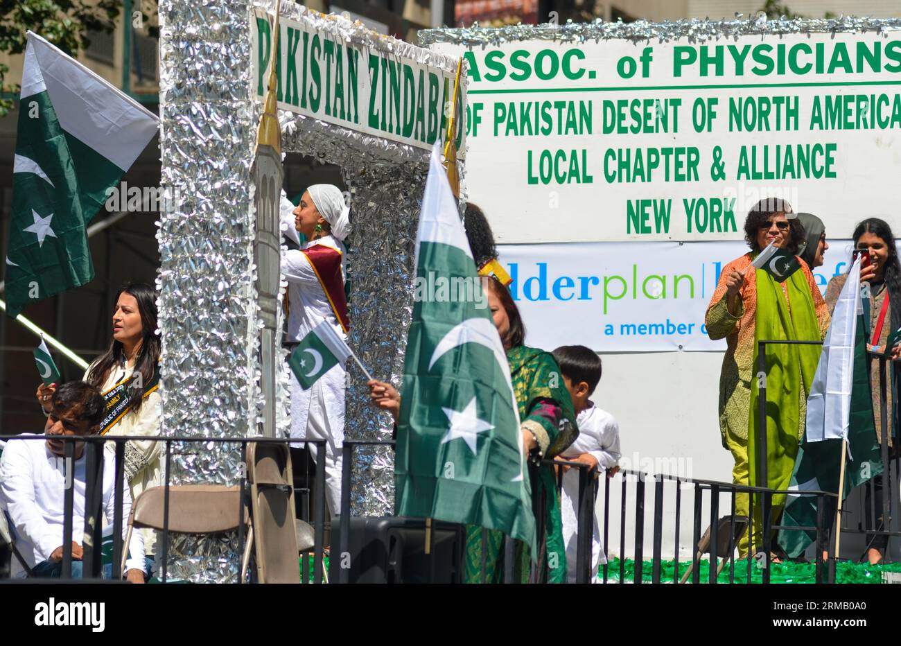 New York, Usa. 27. August 2023. Pakistanische New Yorker, einige mit traditioneller pakistanischer Kleidung und wehenden pakistanischen Flaggen, ziehen während des jährlichen Pakistanischen Unabhängigkeitstages die Madison Avenue hinunter. Quelle: Ryan Rahman/Alamy Live News Stockfoto