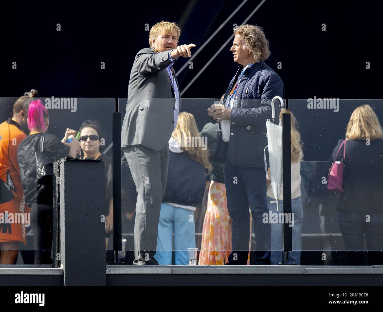 ZANDVOORT - König Willem-Alexander und Andre Rieu während des F1 Grand Prix der Niederlande auf dem Circuit Zandvoort am 27. August 2023 in Zandvoort, Niederlande. ANP KOEN VAN WEEL Stockfoto