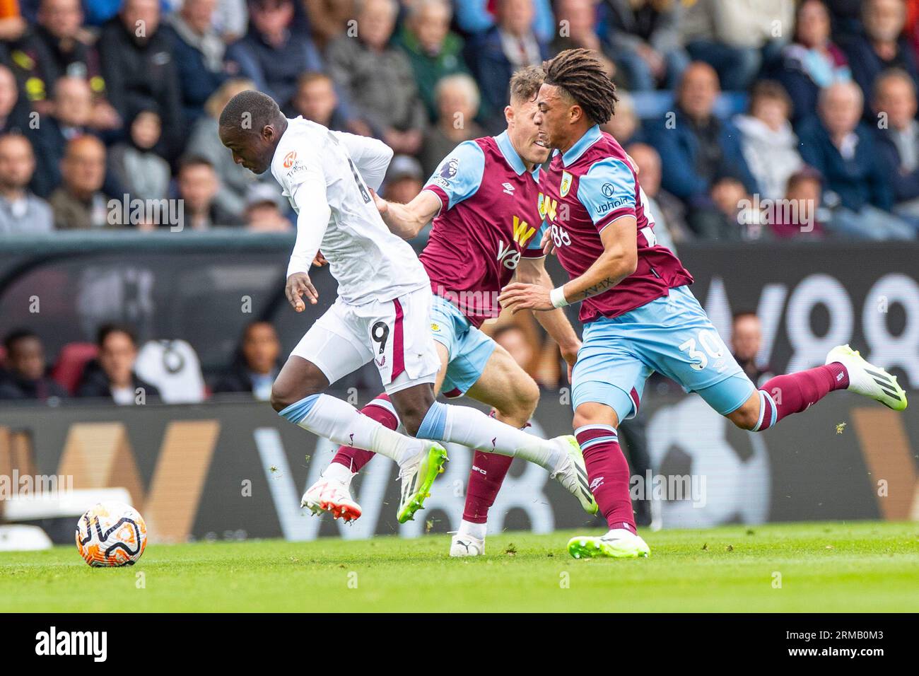 Moussa Diaby #19 von Aston Villa in Aktion während des Premier-League-Spiels zwischen Burnley und Aston Villa in Turf Moor, Burnley am Sonntag, den 27. August 2023. (Foto: Mike Morese | MI News) Credit: MI News & Sport /Alamy Live News Stockfoto