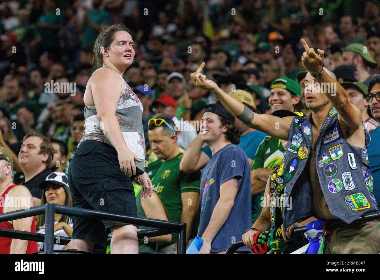 Portland, USA. 26. August 2023. Die Unerschütterliche Holzarmee scheint mit dem Ruf eines Schiedsrichters nicht einverstanden zu sein. Die Vancouver Whitecaps FC besiegten die Portland Timbers 3-2 im Providence Park in Portland, Oregon am 26. August 2023, im ersten Spiel der Timbers nach der Entlassung des ehemaligen Cheftrainers Giovanni Savarese, der zwischenzeitlich durch Miles Joseph ersetzt wurde. (Foto: John Rudoff/SIPA USA) Credit: SIPA USA/Alamy Live News Stockfoto