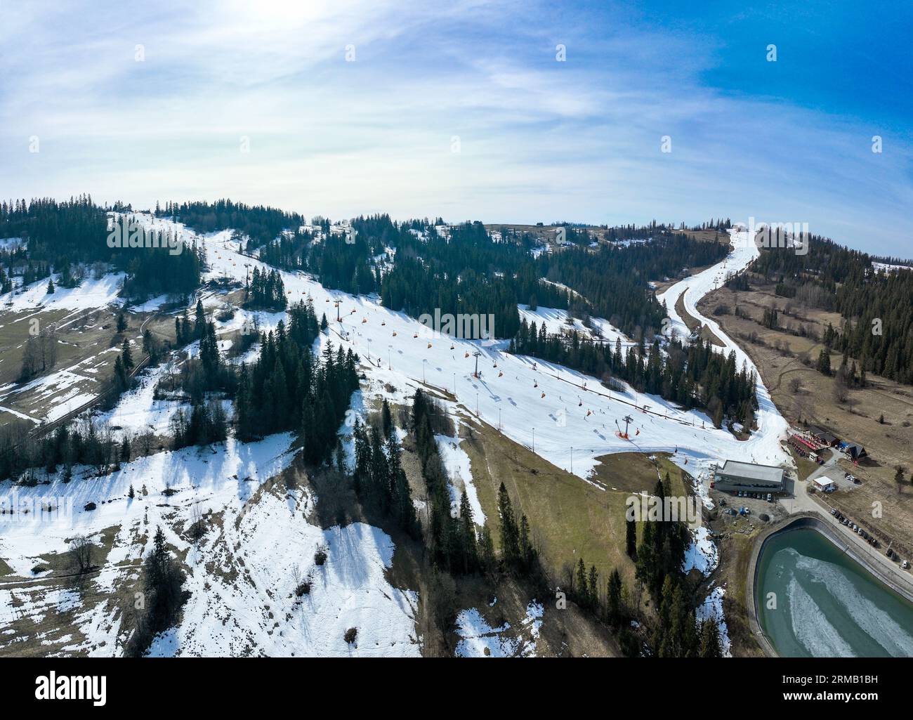 Skipisten, Sessellifte, Skifahrer und Snowboarder im Skigebiet Bialka Tatrzanska in Polen im Winter. Luftpanorama Stockfoto