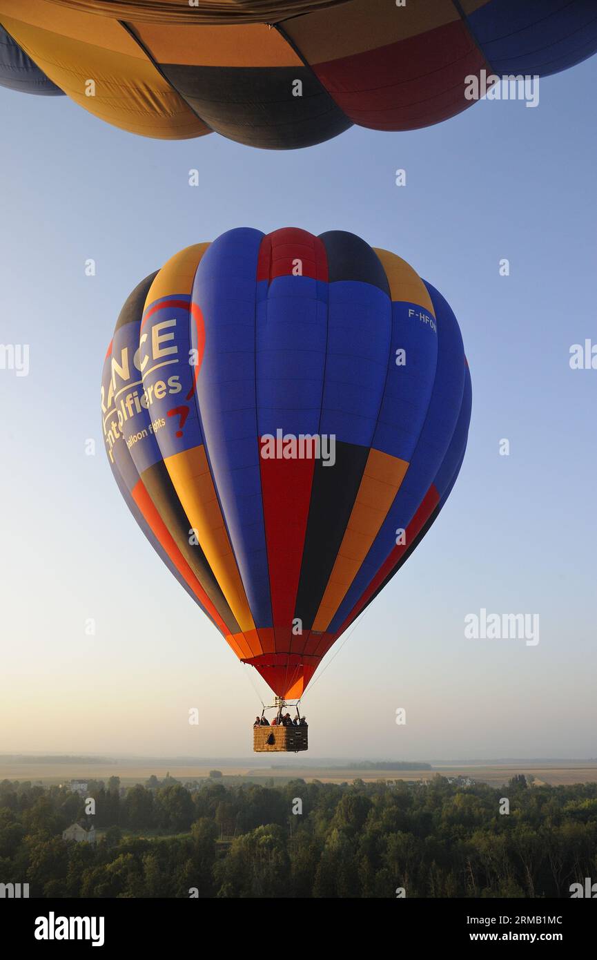 FRANKREICH. SEINE-ET-MARNE (77) HEISSLUFTBALLONFLUG (AUS DER LUFT) DURCH DAS LOING-TAL UND DEN WALD VON FONTAINEBLEAU Stockfoto
