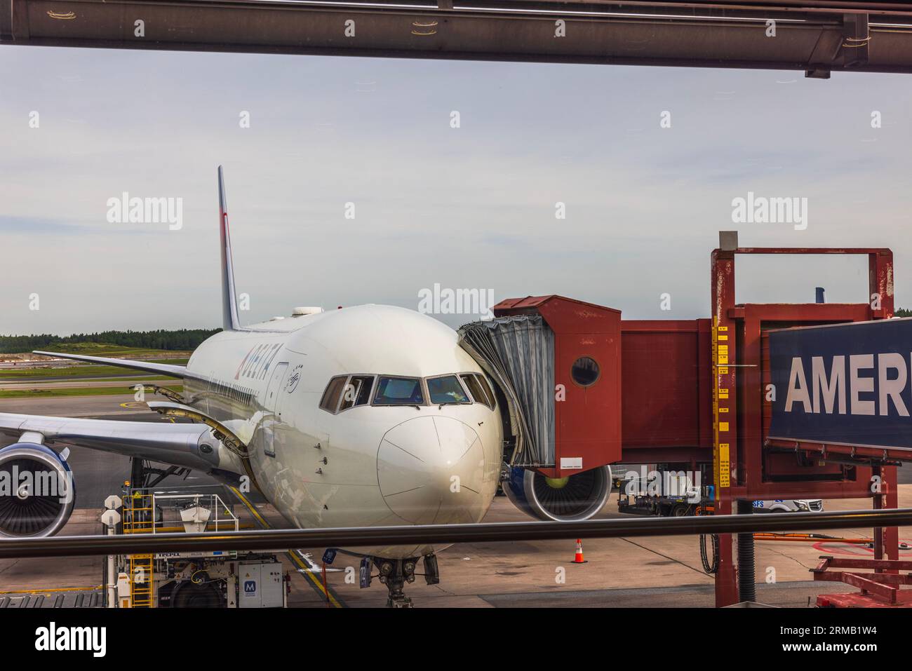 Nahaufnahme von Delta-Flugzeugen vom Flughafen aus. Schweden. Arlanda. Stockfoto