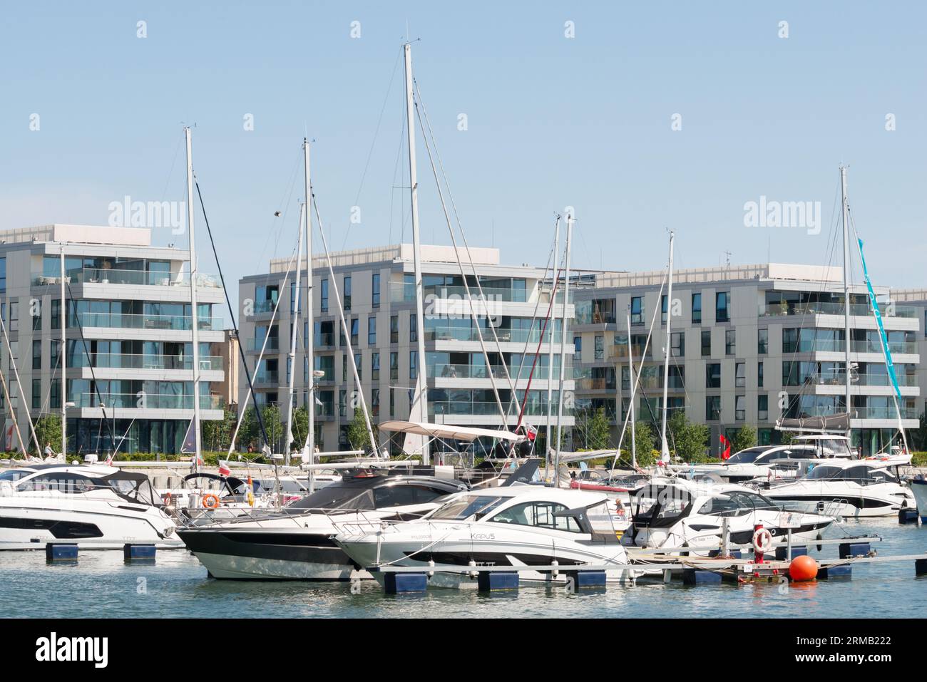 Wohngebäude und moderne Yachten Motorboote im Marina Yacht Park im Ostseebad Gdynia, Polen, Europa, EU Stockfoto
