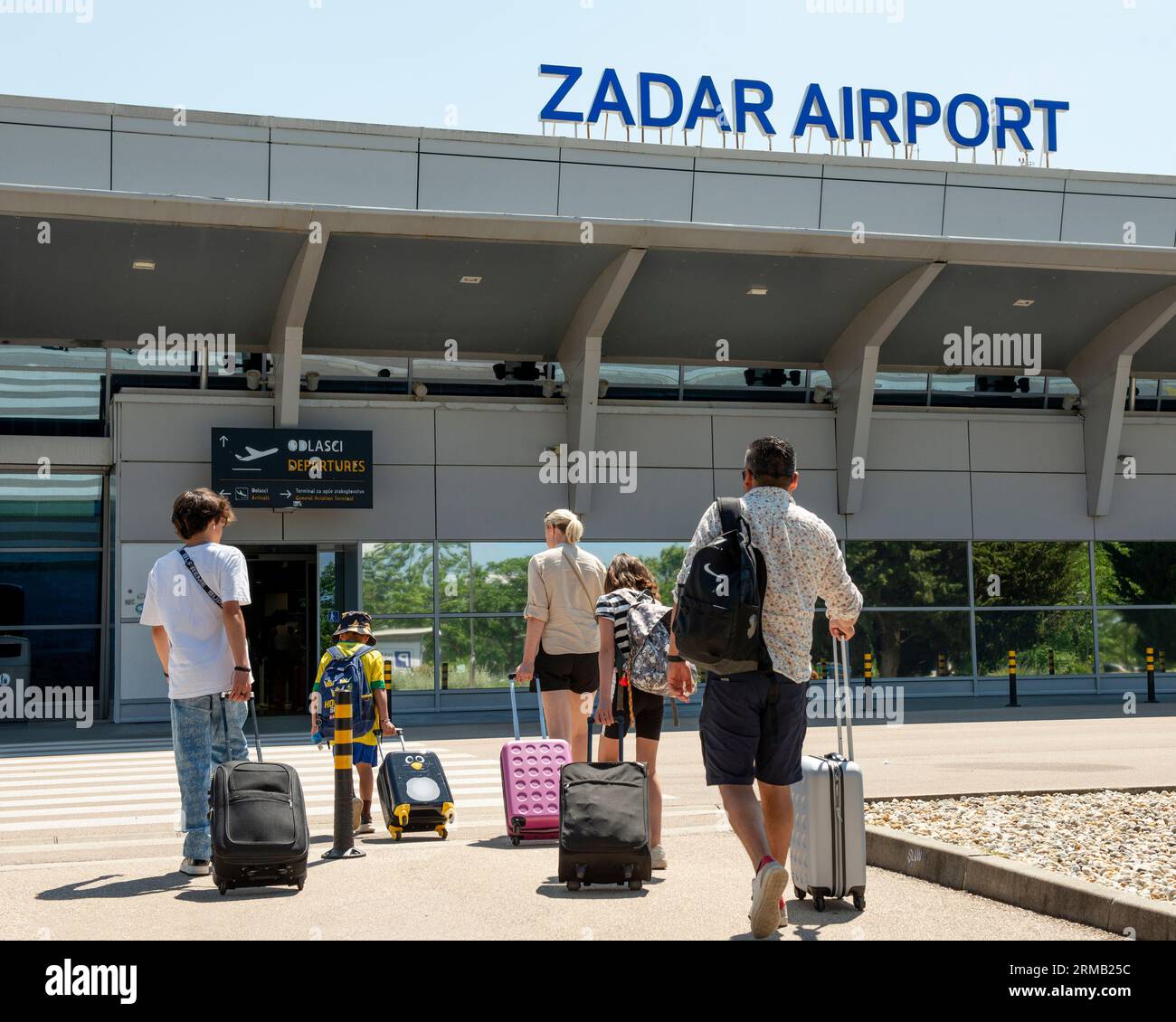 Zadar, Familienausflug, Koffer, Reisen, Reisen, Familie, Reise, Urlaub, Abreise, Flughafen Zadar, Zadar Kroatien, Europa, EU Stockfoto