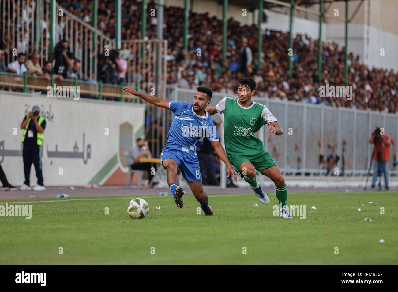 Gaza, Gaza, Palästina. 27. August 2023. Die Spieler der Shujaiya- und Al-Shati-Teams atmen auf den Ball (Credit Image: © Saher Alghorra/ZUMA Press Wire), NUR REDAKTIONELLE NUTZUNG! Nicht für kommerzielle ZWECKE! Stockfoto