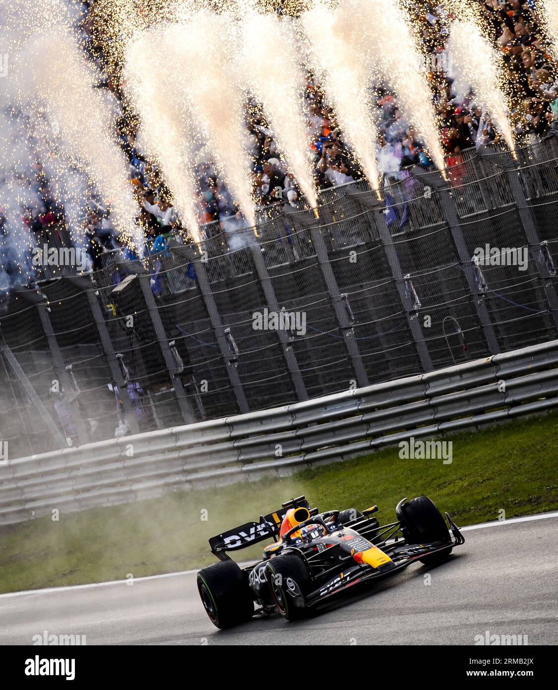 ZANDVOORT - Max Verstappen (Red Bull Racing) überquert die Ziellinie beim F1 Grand Prix der Niederlande auf dem Circuit Zandvoort am 27. August 2023 in Zandvoort, Niederlande. ANP SEM VAN DER WAL Stockfoto