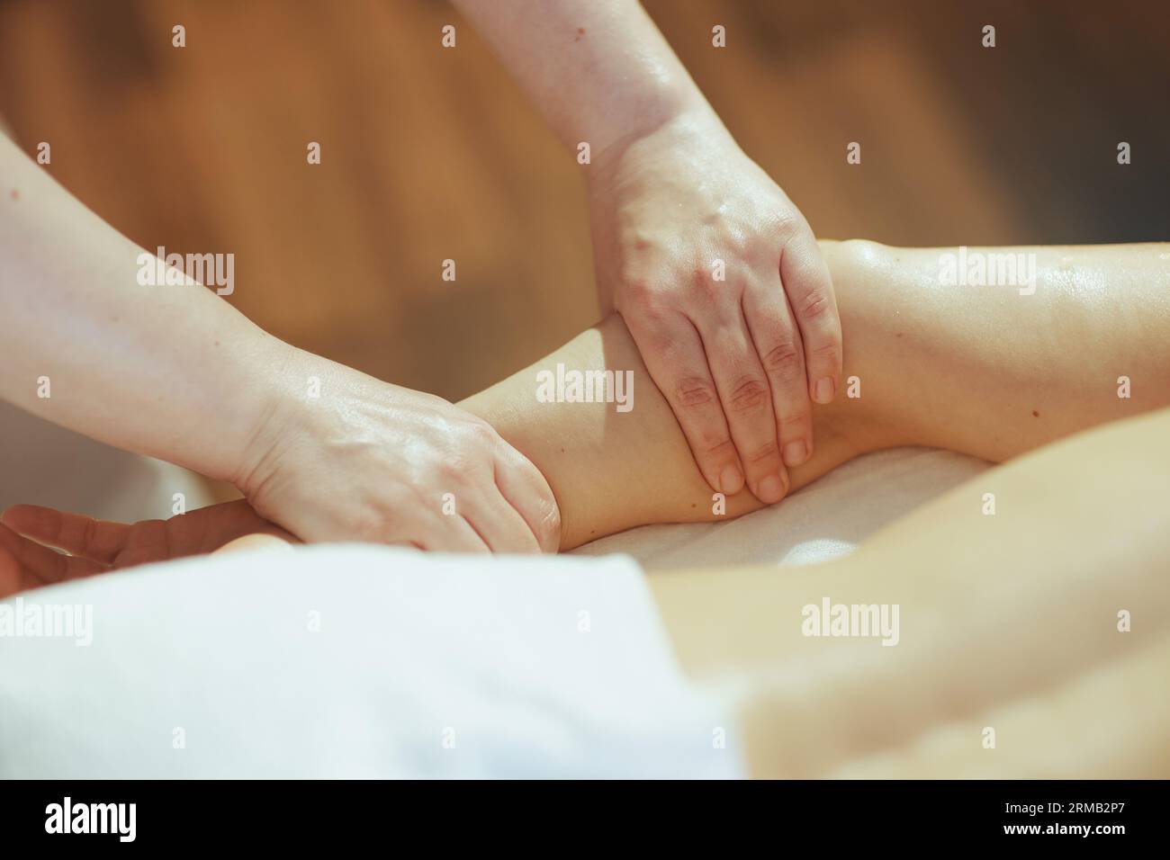 Gesundheitszeit. Nahaufnahme von Massagetherapeuten im Massageschrank, Massageschrank, Arm der Klienten. Stockfoto