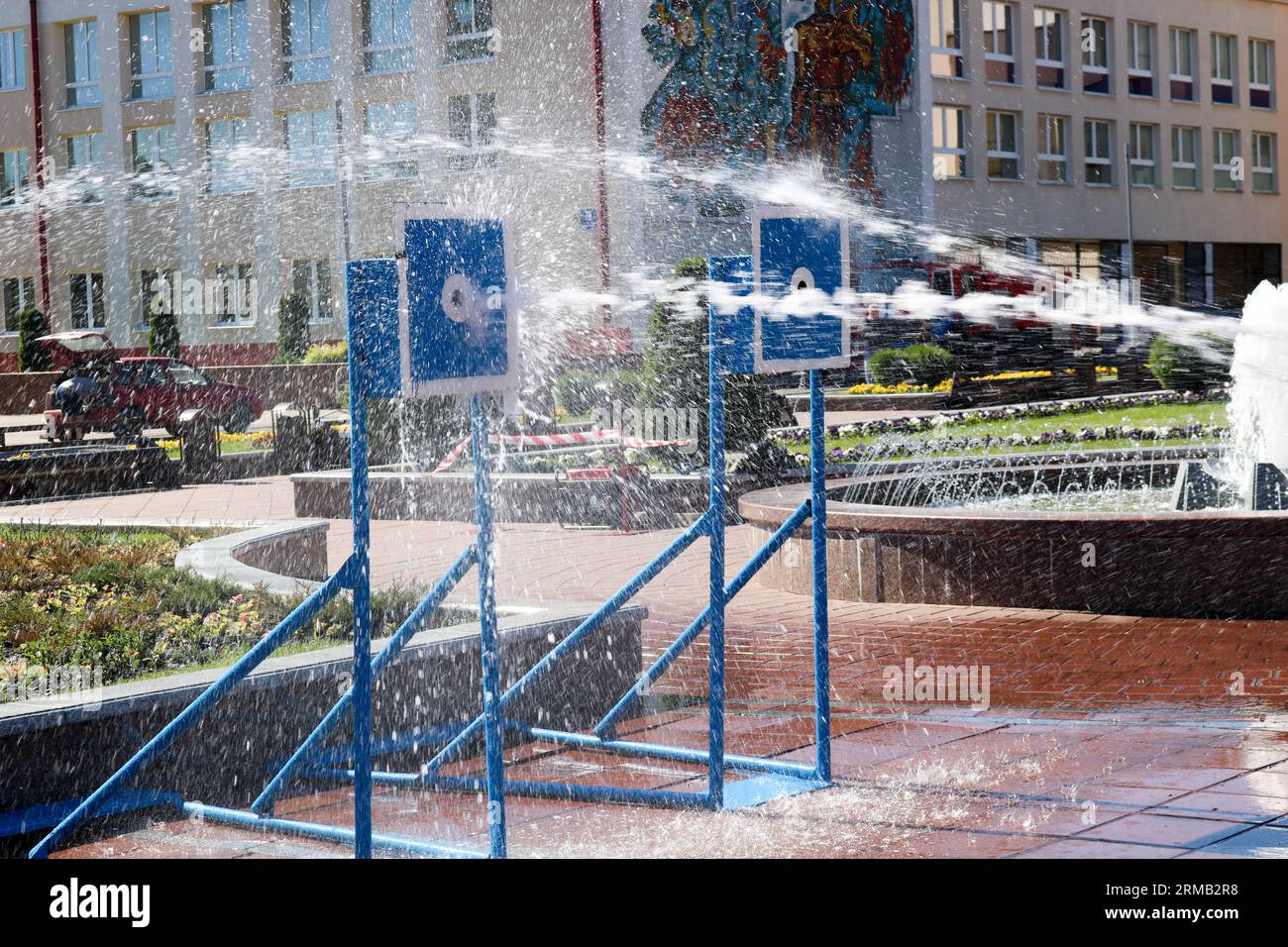 Ein nasser, kraftvoller Wasserstrahl spritzt und schießt auf das Ziel, mit viel Druck auf die Straße bei der Attraktion, Wettbewerben. Stockfoto