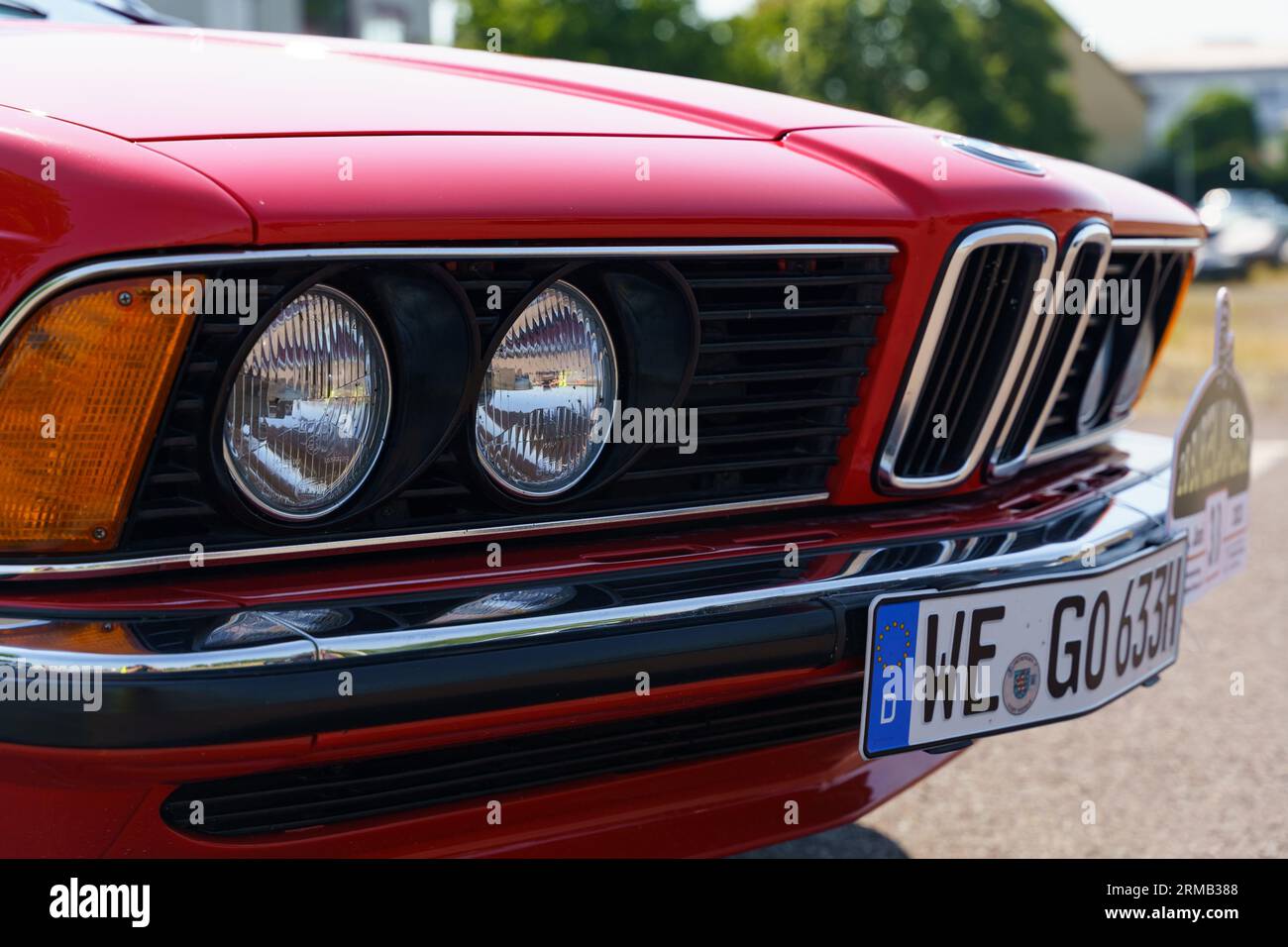 Waltershausen, Deutschland - 10. Juni 2023: Ein BMW 635 im Oldtimer-Stil. Vorderansicht des Stoßfängers, der Motorhaube, des Kühlergrills und der Scheinwerfer. Stockfoto