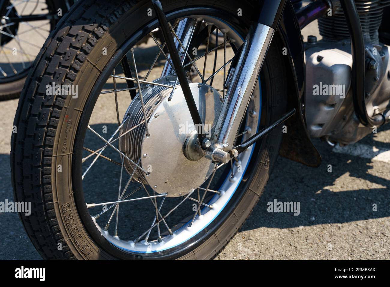 Waltershausen, Deutschland - 10. Juni 2023: A Simson AWO Sport. Radansicht Stockfoto