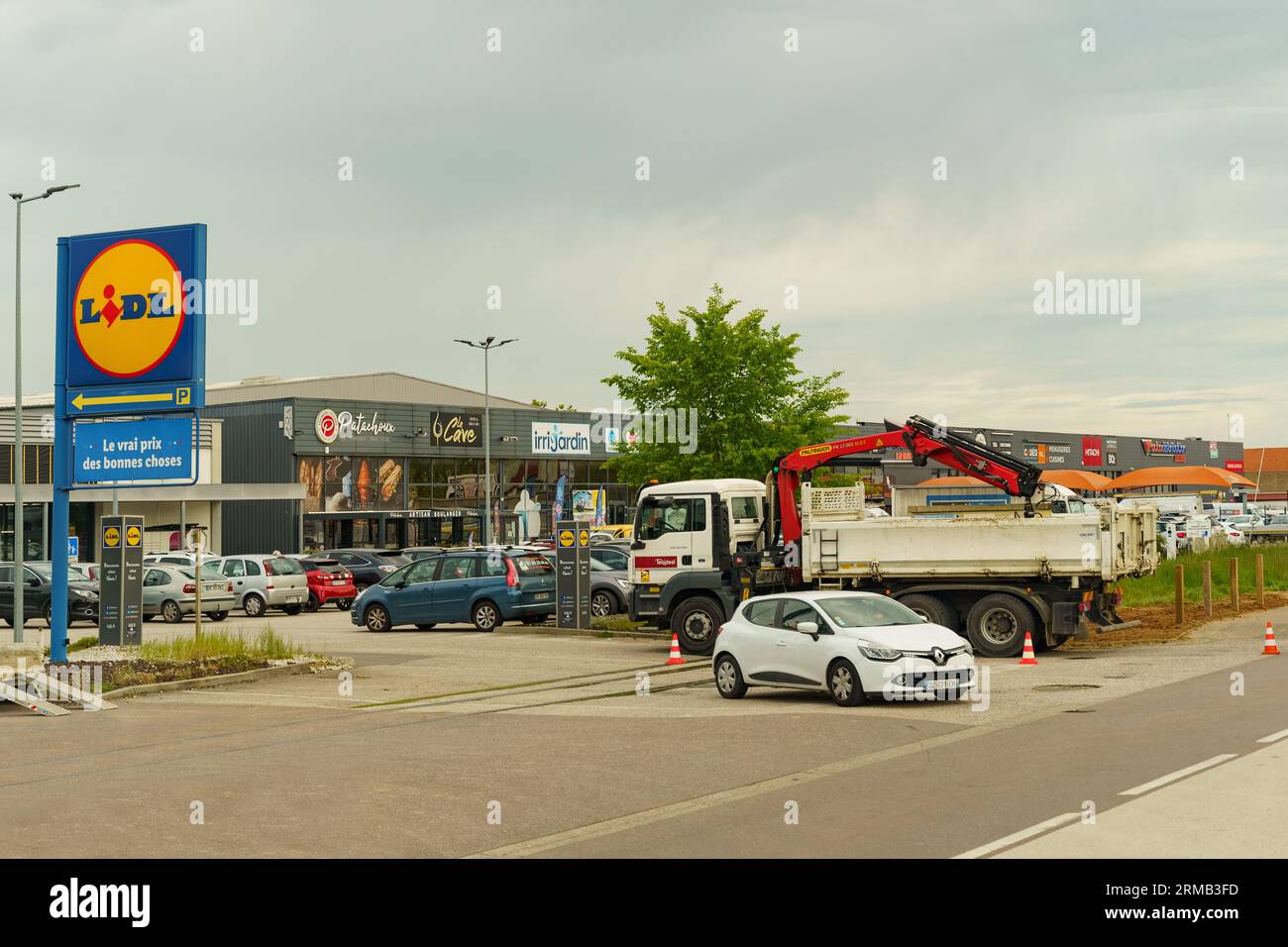 Saint-Marseille, Frankreich, 28. April 2023: Lidl-Schild mit Markenlogo. Parkmöglichkeiten und andere Geschäfte in der Nähe. Stockfoto