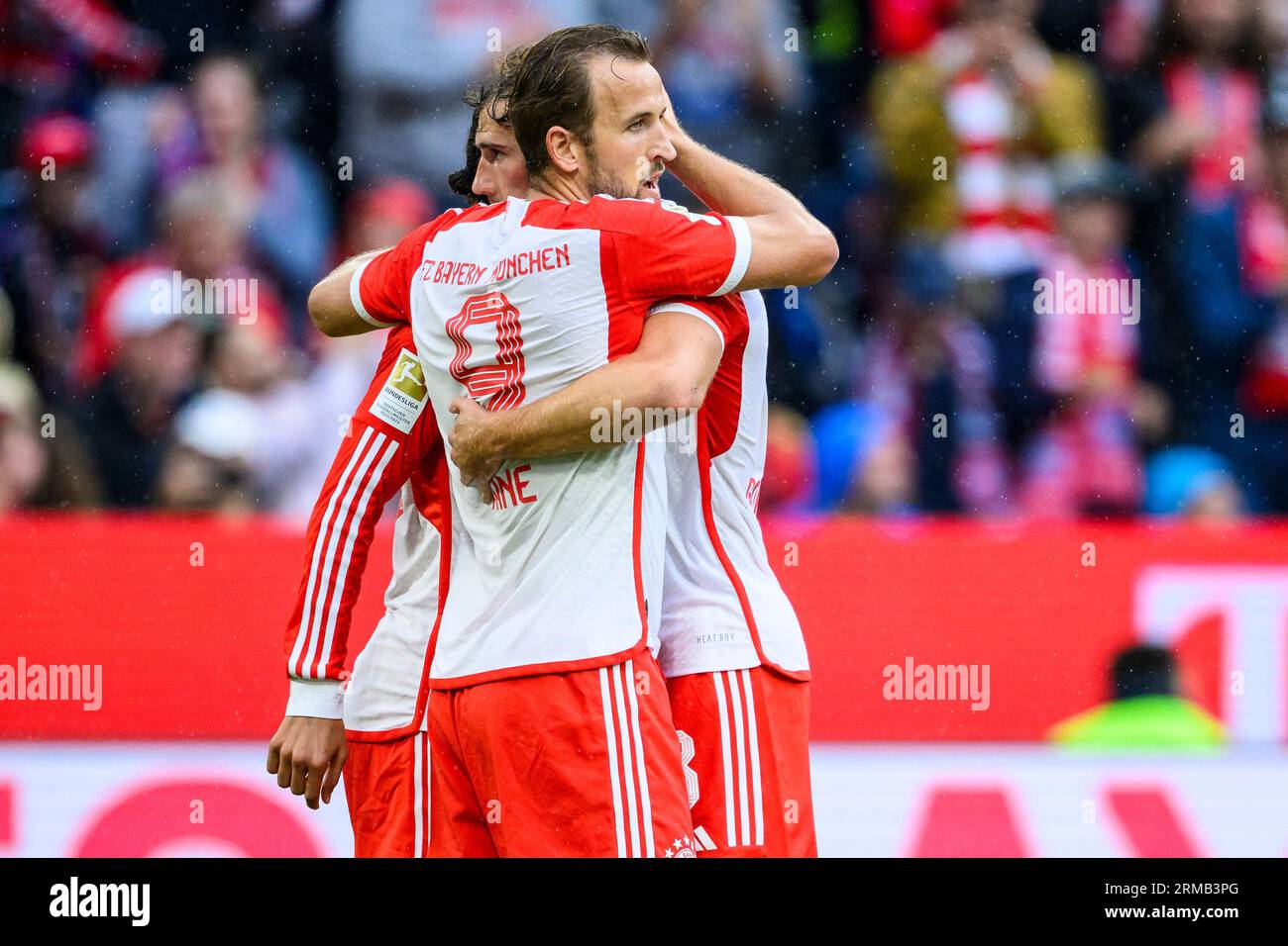 Harry Kane und Leon Goretzka aus Bayern München feiern nach einem eigenen Tor von Felix Uduokhai aus dem FC Augsburg beim Bundesligaspiel in der Allianz Arena in München. Bilddatum: Sonntag, 27. August 2023. Stockfoto