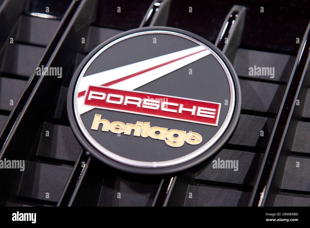 Porsche Heritage-Emblem auf dem Sportwagenkühler Stockfoto