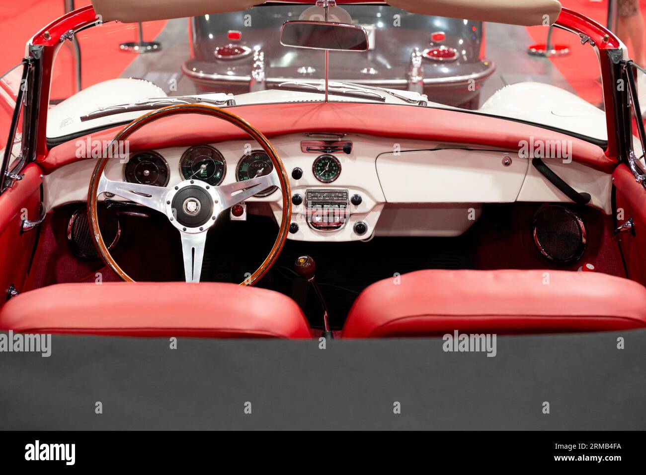 Innenraum, Lenkrad und Armaturenbrett des elfenbeinfarbenen Porsche 356 C 1600 Cabriolet von Reutter 1965 auf der 75 Jahre Porsche Sports Cars Jubiläumsshow im Juni 2023 in Sofia, Bulgarien, Osteuropa, Balkan, EU Stockfoto