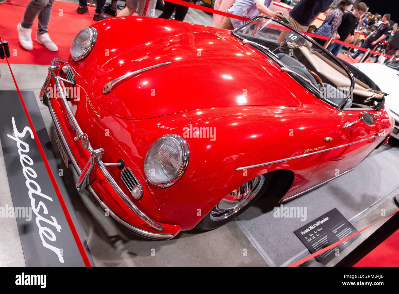 Red Porsche 356 Ein 1600 Speedster Sportwagen aus dem Jahr 1958 präsentiert auf der 75 Jahre Porsche Sports Cars Jubiläumsshow im Juni 2023 in Sofia, Bulgarien, Osteuropa, Balkan, EU Stockfoto
