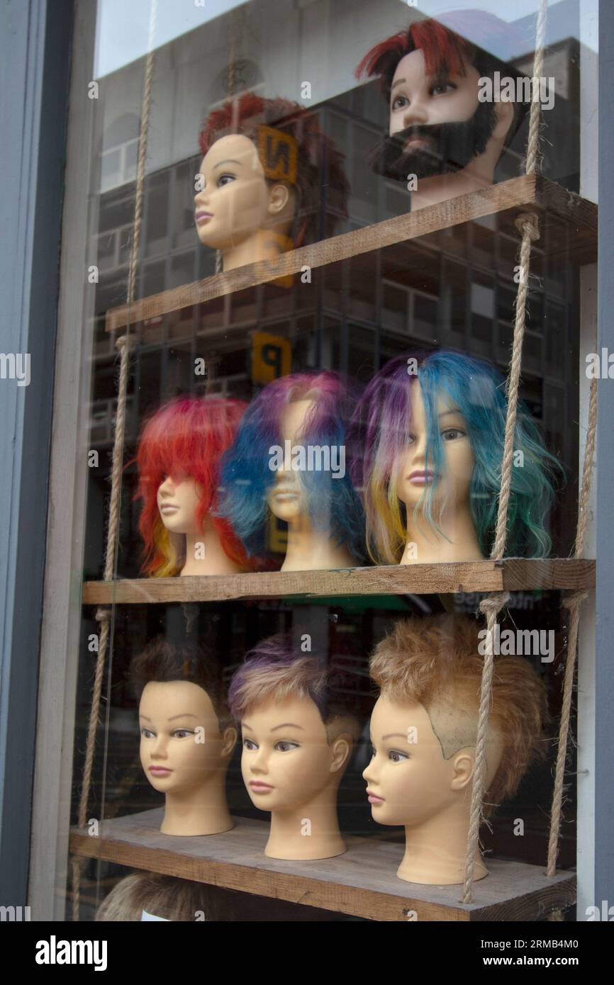Schaufensterpräsentation auf Schaufensterpuppen mit bunten Perücken, Glasgow, Schottland, Großbritannien Stockfoto