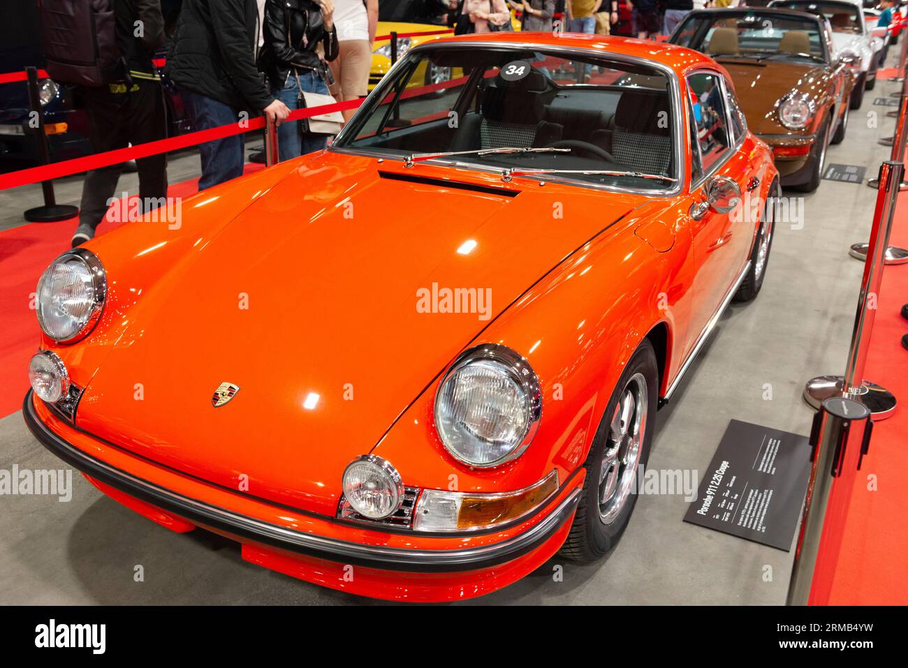 Orange Porsche 911 2.2S Coupé 1971 auf der 75 Jahre Porsche Sports Cars Jubiläumsshow im Juni 2023 in Sofia, Bulgarien, Osteuropa, Balkan, EU Stockfoto